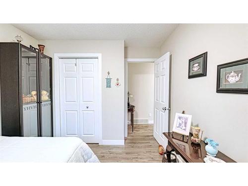 7508 7 Street Nw, Calgary, AB - Indoor Photo Showing Bedroom