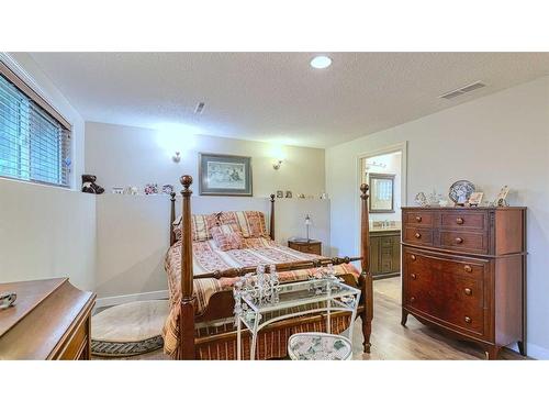 7508 7 Street Nw, Calgary, AB - Indoor Photo Showing Bedroom