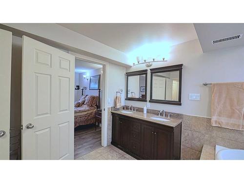 7508 7 Street Nw, Calgary, AB - Indoor Photo Showing Bathroom