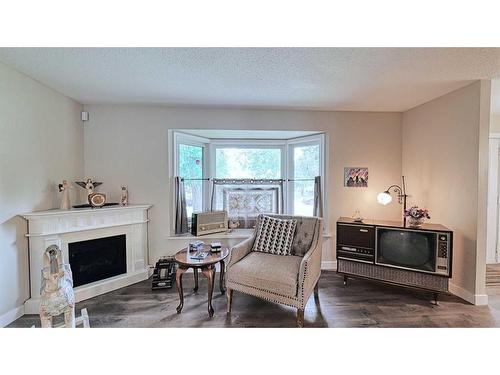 7508 7 Street Nw, Calgary, AB - Indoor Photo Showing Living Room With Fireplace