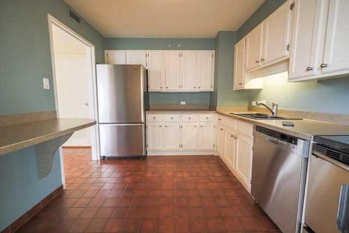 805-330 26 Avenue Sw, Calgary, AB - Indoor Photo Showing Kitchen With Double Sink