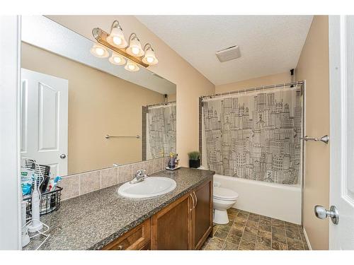 107 Everoak Green Sw, Calgary, AB - Indoor Photo Showing Bathroom