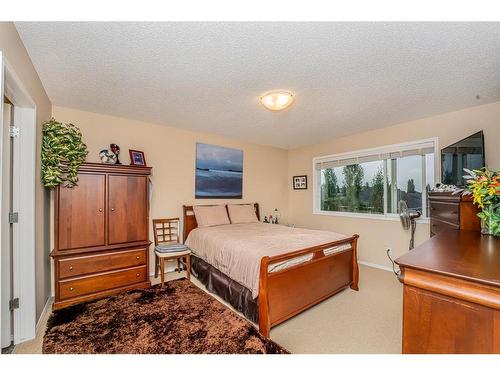 107 Everoak Green Sw, Calgary, AB - Indoor Photo Showing Bedroom