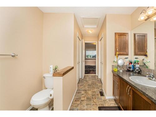 107 Everoak Green Sw, Calgary, AB - Indoor Photo Showing Bathroom