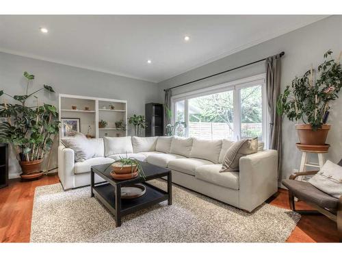 6632 Dalrymple Way Nw, Calgary, AB - Indoor Photo Showing Living Room