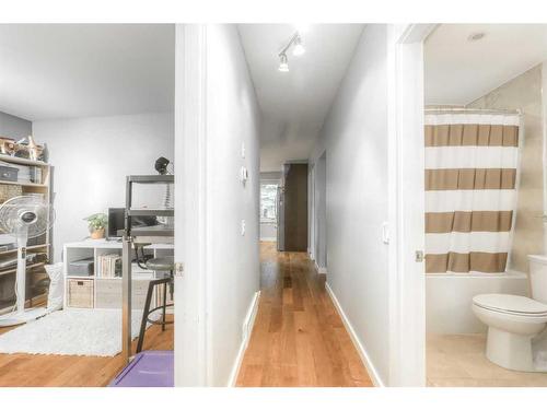 6632 Dalrymple Way Nw, Calgary, AB - Indoor Photo Showing Bathroom