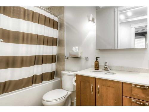 6632 Dalrymple Way Nw, Calgary, AB - Indoor Photo Showing Bathroom