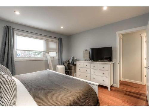 6632 Dalrymple Way Nw, Calgary, AB - Indoor Photo Showing Bedroom