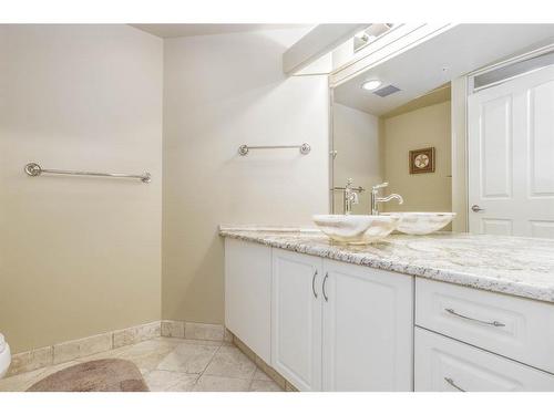 404-837 2 Avenue Sw, Calgary, AB - Indoor Photo Showing Bathroom