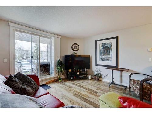 4104-604 8Th Street Sw, Airdrie, AB - Indoor Photo Showing Living Room