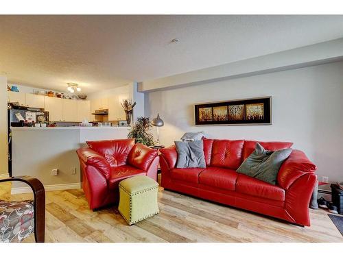 4104-604 8Th Street Sw, Airdrie, AB - Indoor Photo Showing Living Room