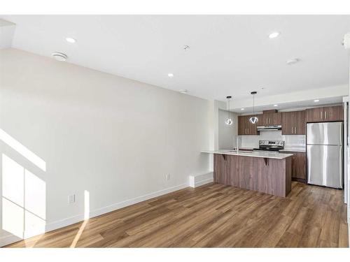 308-156 Park Street, Cochrane, AB - Indoor Photo Showing Kitchen