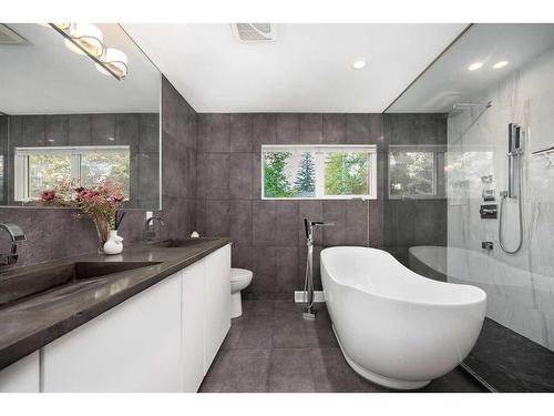 66 Fairview Crescent Se, Calgary, AB - Indoor Photo Showing Bathroom