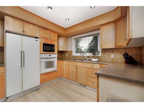 66 Fairview Crescent Se, Calgary, AB - Indoor Photo Showing Dining Room