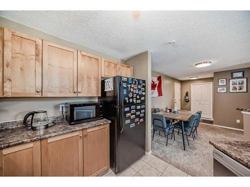 2216-2518 Fish Creek Boulevard Sw, Calgary, AB - Indoor Photo Showing Kitchen