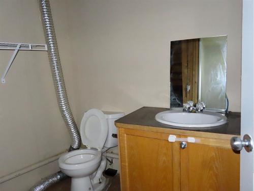 70 Saddlecrest Terrace Ne, Calgary, AB - Indoor Photo Showing Bathroom