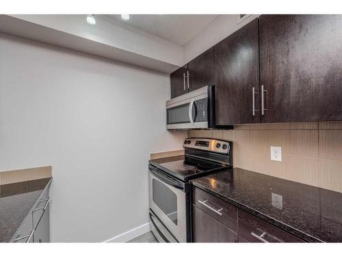 106-7110 80 Avenue Ne, Calgary, AB - Indoor Photo Showing Kitchen