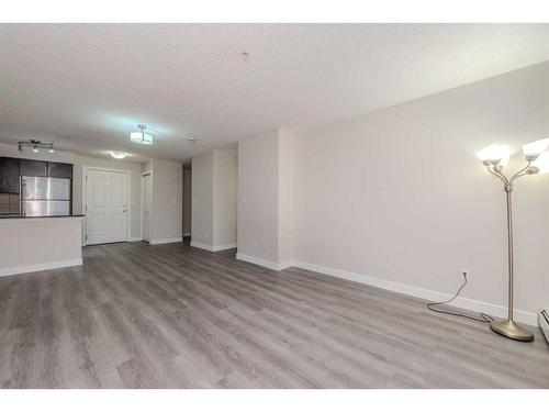 106-7110 80 Avenue Ne, Calgary, AB - Indoor Photo Showing Kitchen