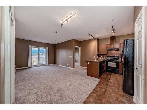 4205-92 Crystal Shores Road, Okotoks, AB - Indoor Photo Showing Kitchen