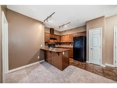 4205-92 Crystal Shores Road, Okotoks, AB - Indoor Photo Showing Kitchen