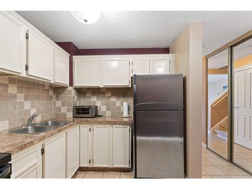 67-1155 Falconridge Drive Ne, Calgary, AB - Indoor Photo Showing Kitchen With Double Sink