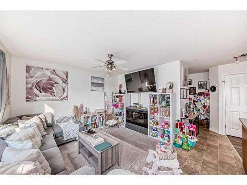 302-800 Yankee Valley Boulevard Se, Airdrie, AB - Indoor Photo Showing Living Room