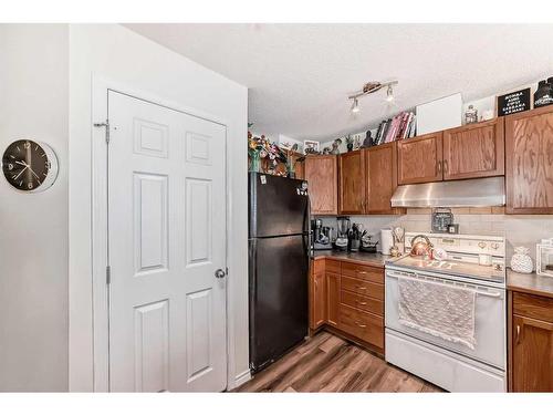 302-800 Yankee Valley Boulevard Se, Airdrie, AB - Indoor Photo Showing Kitchen