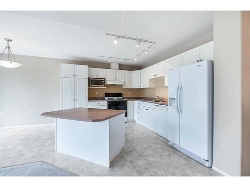 411 Hope Bay, Rural Rocky View County, AB - Indoor Photo Showing Kitchen