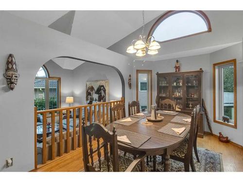 232 Hampshire Place Nw, Calgary, AB - Indoor Photo Showing Dining Room