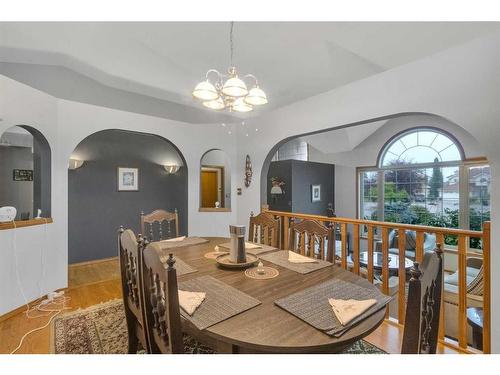 232 Hampshire Place Nw, Calgary, AB - Indoor Photo Showing Dining Room