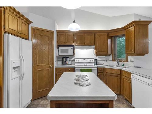 232 Hampshire Place Nw, Calgary, AB - Indoor Photo Showing Kitchen With Double Sink