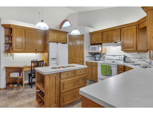 232 Hampshire Place Nw, Calgary, AB - Indoor Photo Showing Kitchen With Double Sink