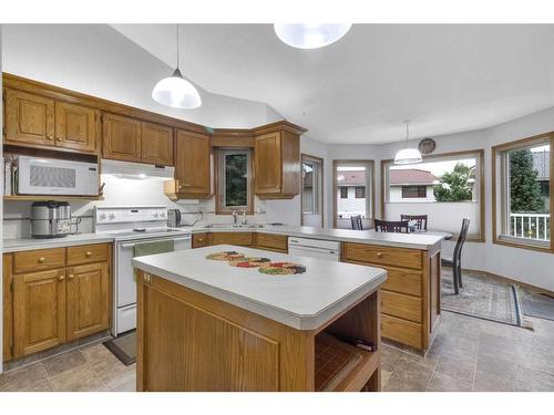 232 Hampshire Place Nw, Calgary, AB - Indoor Photo Showing Kitchen