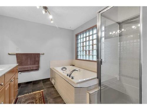 232 Hampshire Place Nw, Calgary, AB - Indoor Photo Showing Bathroom