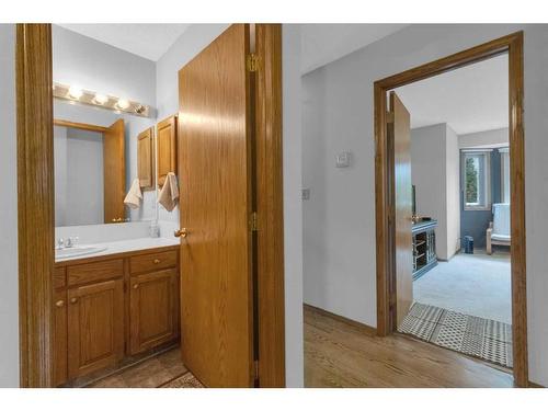 232 Hampshire Place Nw, Calgary, AB - Indoor Photo Showing Bathroom