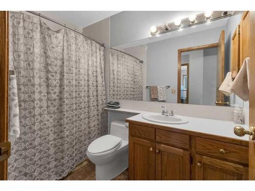 232 Hampshire Place Nw, Calgary, AB - Indoor Photo Showing Bathroom