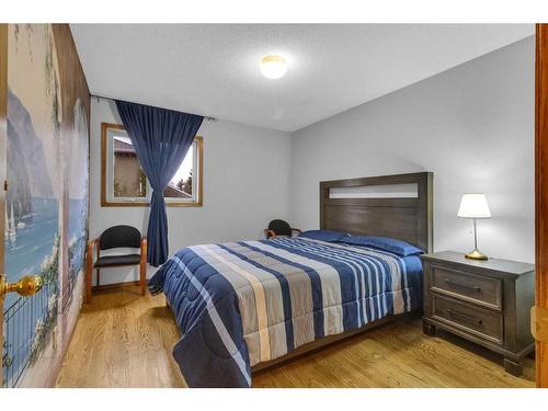 232 Hampshire Place Nw, Calgary, AB - Indoor Photo Showing Bedroom