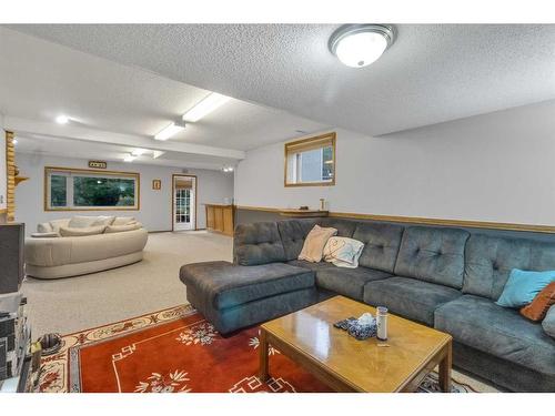 232 Hampshire Place Nw, Calgary, AB - Indoor Photo Showing Living Room