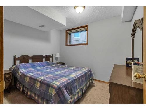 232 Hampshire Place Nw, Calgary, AB - Indoor Photo Showing Bedroom