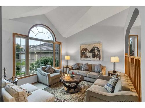 232 Hampshire Place Nw, Calgary, AB - Indoor Photo Showing Living Room