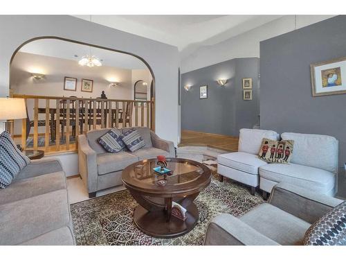 232 Hampshire Place Nw, Calgary, AB - Indoor Photo Showing Living Room