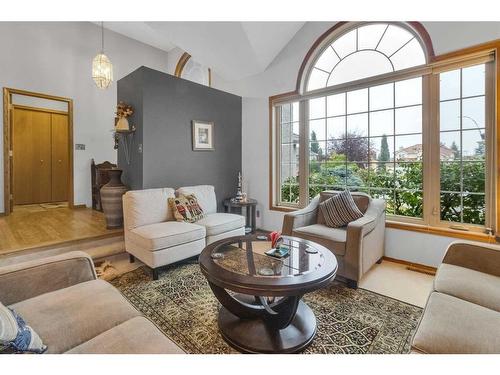 232 Hampshire Place Nw, Calgary, AB - Indoor Photo Showing Living Room