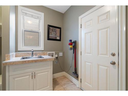 2621 Coopers Circle Sw, Airdrie, AB - Indoor Photo Showing Bathroom