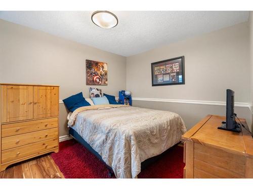 2621 Coopers Circle Sw, Airdrie, AB - Indoor Photo Showing Bedroom