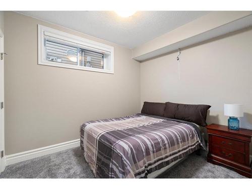 2621 Coopers Circle Sw, Airdrie, AB - Indoor Photo Showing Bedroom