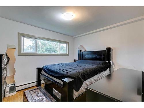 4015 26 Avenue Sw, Calgary, AB - Indoor Photo Showing Bedroom