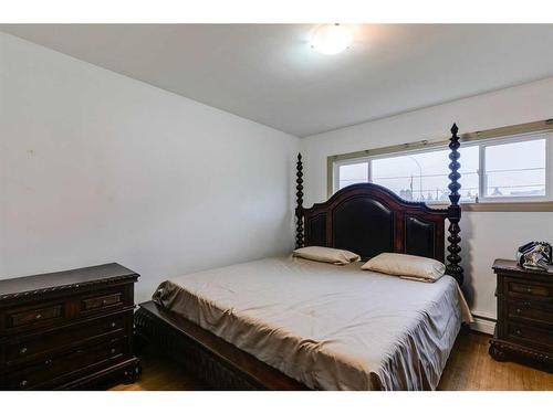 4015 26 Avenue Sw, Calgary, AB - Indoor Photo Showing Bedroom