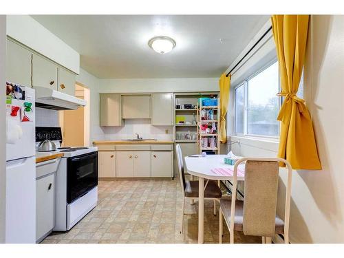 4015 26 Avenue Sw, Calgary, AB - Indoor Photo Showing Kitchen