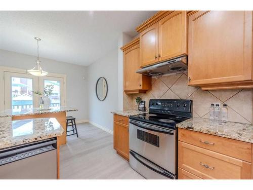 15 Saddleland Drive Ne, Calgary, AB - Indoor Photo Showing Kitchen