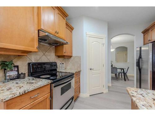 15 Saddleland Drive Ne, Calgary, AB - Indoor Photo Showing Kitchen